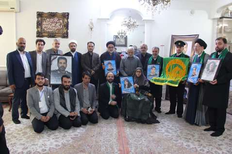دیدار مسئولان دانشگاه علوم و معارف قرآن کریم و خادمان رضوی با خانواده شهید دهقان